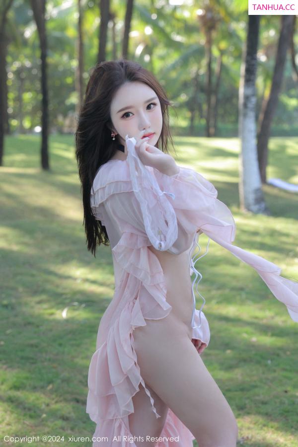   [XiuRen]高清写真图 2024.01.23 No.8007 小薯条nienie 户外美腿第36张图片